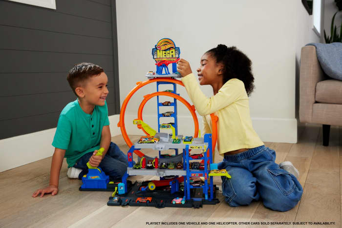 hot wheels Hot Wheels MEGA Loop Garage Playset With 1 Die-Cast Toy Car & 1 Toy Helicopter in 1:64 Scale