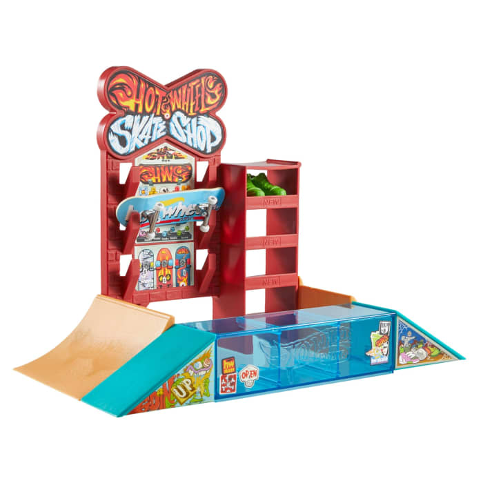 Hot Wheels Hot Wheels Skate Skate Shop Playset With Exclusive Fingerboard & Pair Of Skate Shoes