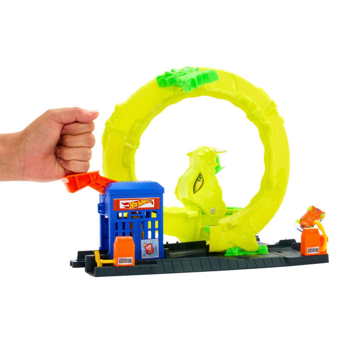 Hot Wheels Hot Wheels Snake Spiral Attack Playset With 1:64 Scale Die-Cast Toy Car & Speed Snap Track