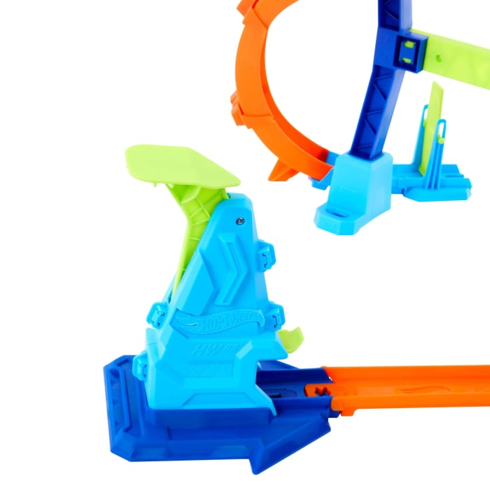 Hot Wheels Hot Wheels Stunt Tracks Corkscrew Jump Champion Track Set & 1:64 Scale Toy Car Speed Snap Track