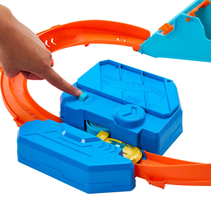 Hot Wheels Hot Wheels Track Creator Boosted Jump Speedway Set With 1:64 Scale Toy Car & Motorized Booster
