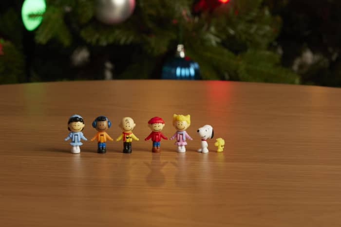 Hot Wheels Polly Pocket Micro Dolls And Playset Collector Peanuts Compact With 7 Accessories