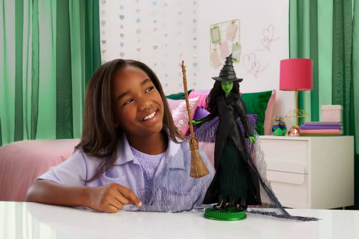 hot wheels Universal Pictures’ Wicked: For Good Deluxe Elphaba Doll With Movie-Inspired Outfit & 4 Accessories