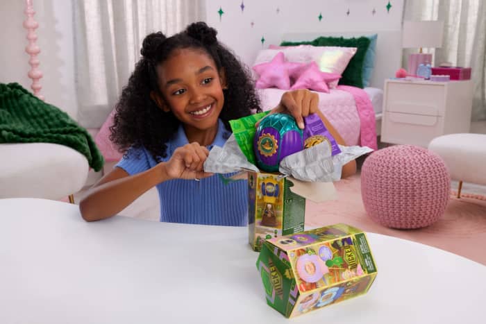 hot wheels Universal Pictures’ Wicked Ozian Balloons Reveal Surprise Small Doll