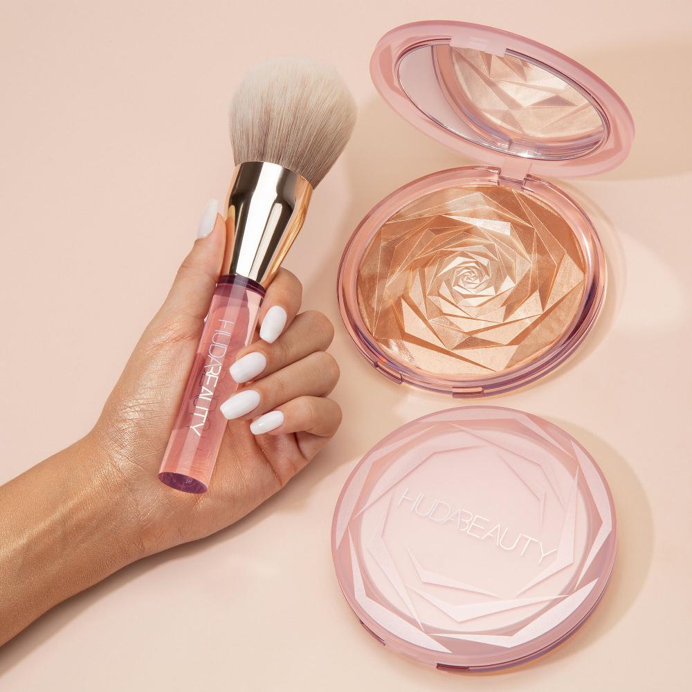 Huda Beauty N.Y.M.P.H. Highlighting Powder Brush
