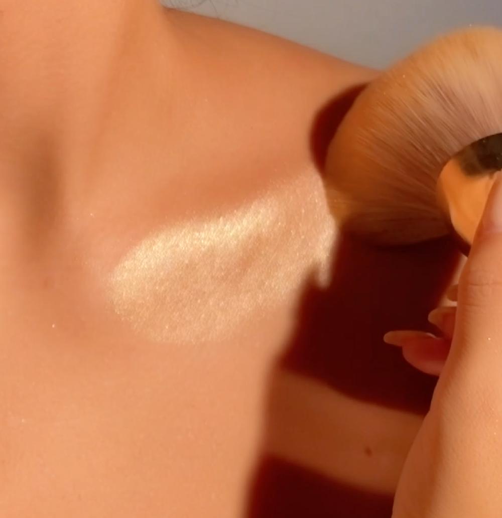 Huda Beauty N.Y.M.P.H. Highlighting Powder Brush