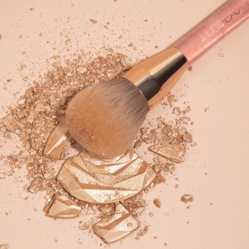 huda beauty N.Y.M.P.H. Highlighting Powder Brush