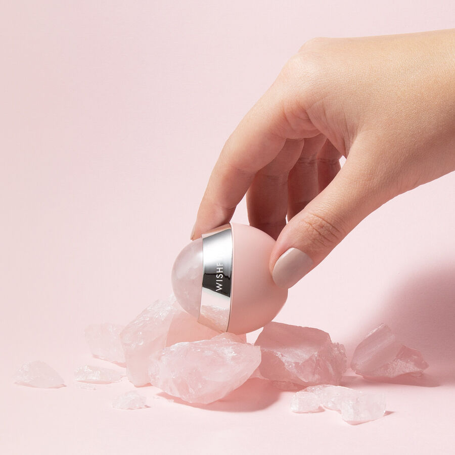 Huda Beauty Rose Quartz Depuffing & Sculpting Roller