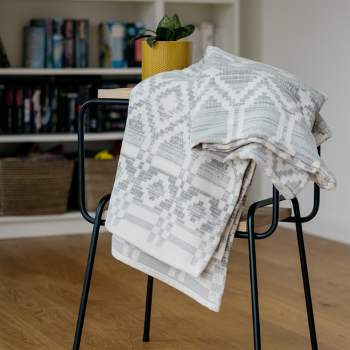 ibena Ivory Gray Pure Organic Cotton Candy Throw Blanket