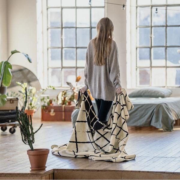 Ibena Modern Reversible Black / White Lattice Pattern Throw Blanket