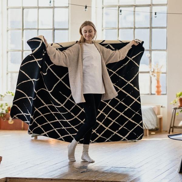 Ibena Modern Reversible Black / White Lattice Pattern Throw Blanket