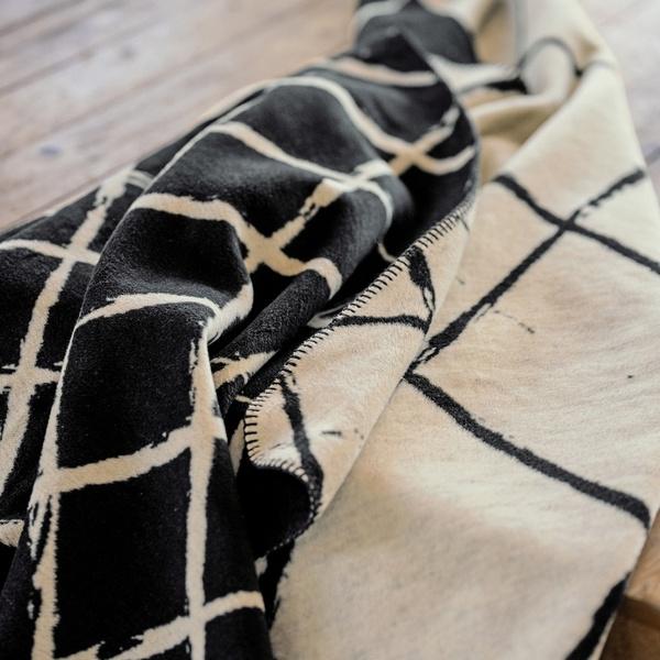 ibena Modern Reversible Black / White Lattice Pattern Throw Blanket
