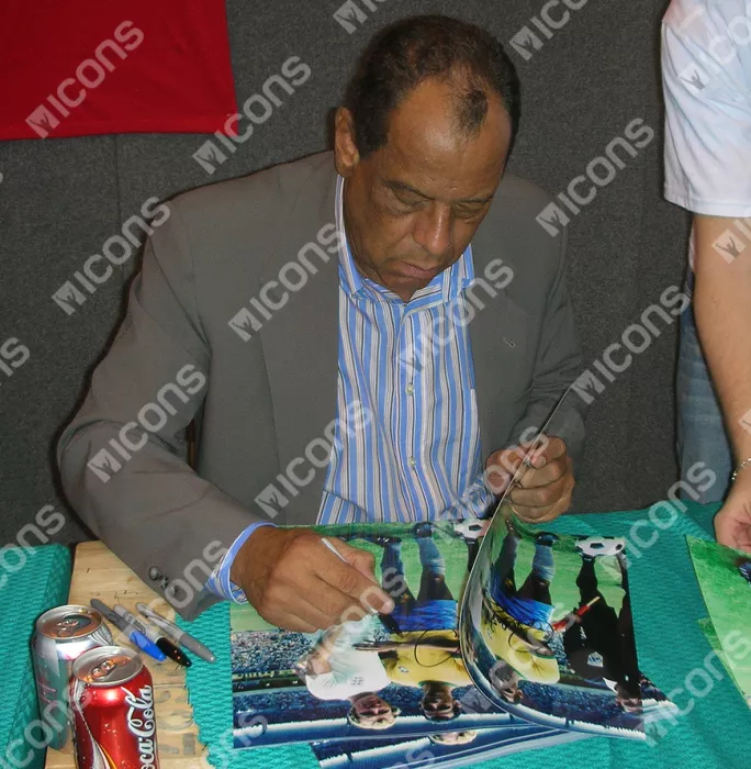 Icons Carlos Alberto Official 1970 FIFA World Cup™ Signed And Framed Brazil Photo: Meeting With Bobby Moore