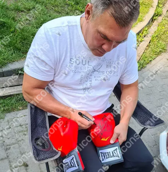 Icons Dariusz Michalczewski Signed Red Everlast Boxing Glove