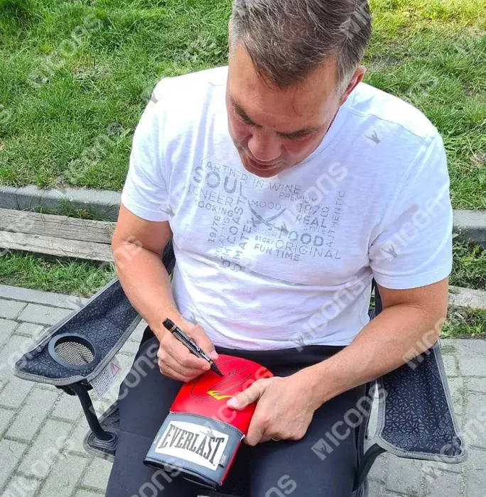 Icons Dariusz Michalczewski Signed Red Everlast Boxing Glove In Acrylic Case: "Tiger" Signature Edition