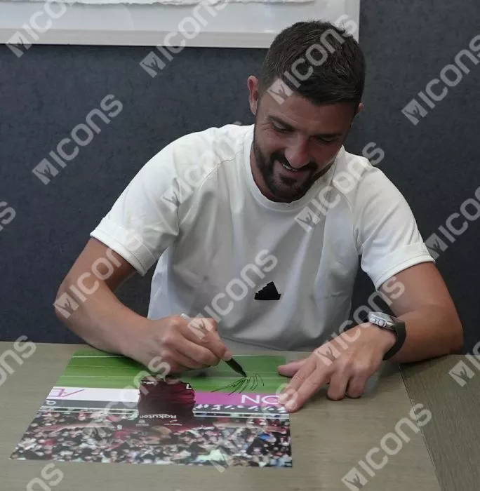 Icons David Villa Signed Vissel Kobe Photo In Black Wooden Frame