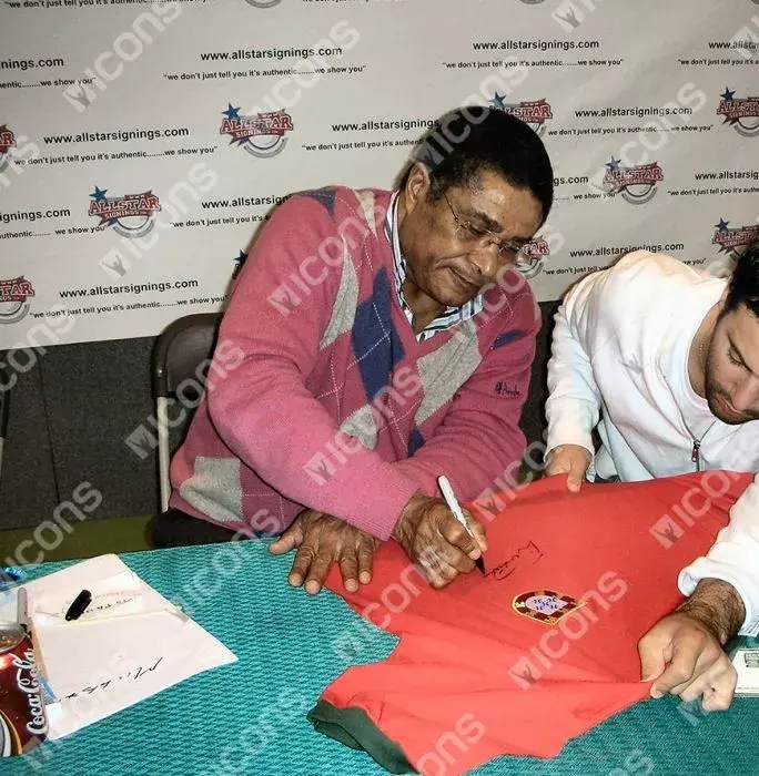 Icons Eusebio Front Signed Retro Portugal Home Shirt