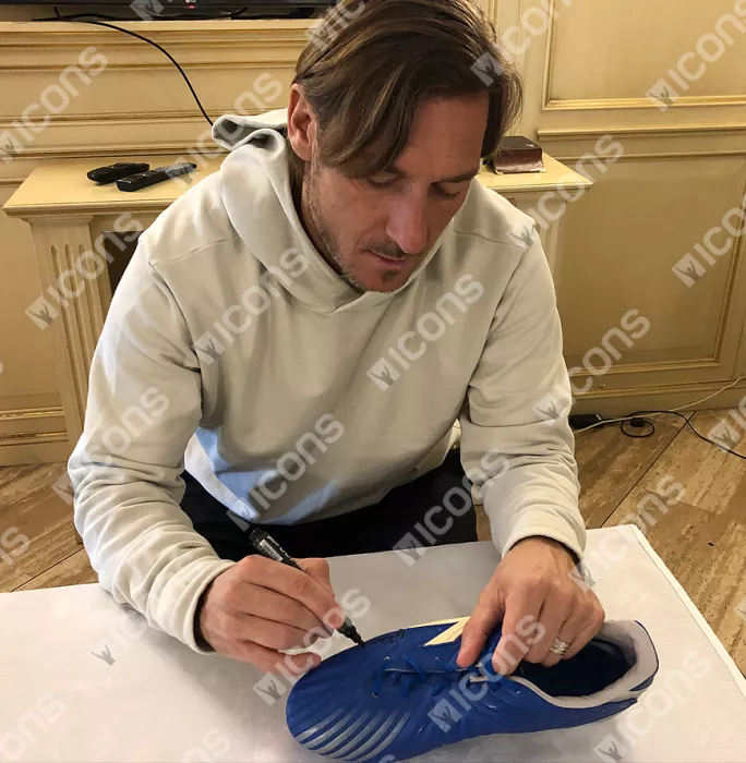 Icons Francesco Totti Signed Blue Diadora Boot In Acrylic Case
