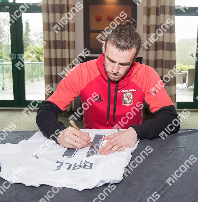 icons Gareth Bale Back Signed Real Madrid 2015-16 Home Shirt In Classic Frame