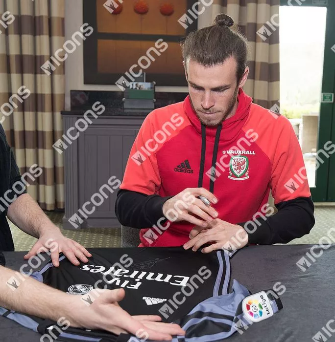 Icons Gareth Bale Front Signed Real Madrid 2016-17 Away Shirt In Hero Frame: Option 1