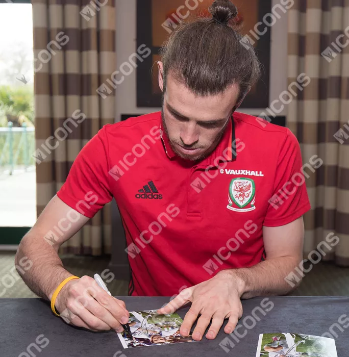 Icons Gareth Bale Signed Mini Real Madrid Photo: 2016 UEFA Champions League Winner