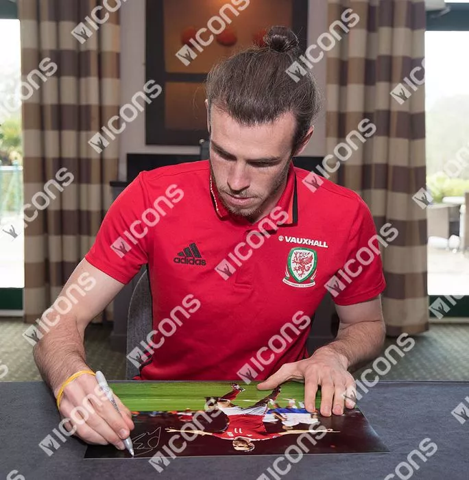 Icons Gareth Bale Signed Wales Photo In Black Wooden Frame: UEFA EURO 2016 Goal Vs Russia