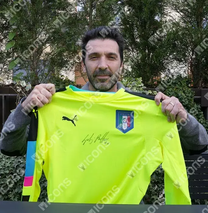 Icons Gianluigi Buffon Front Signed Italy 2016-17 Goalkeeper Shirt In Hero Frame: Option 1