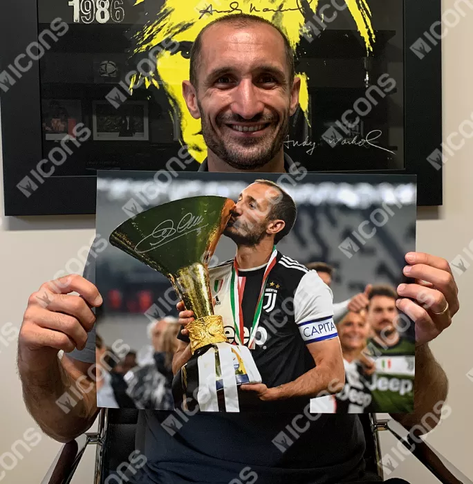 Icons Giorgio Chiellini Signed Juventus Photo In Black Wooden Frame: 2018-19 Scudetto Winner