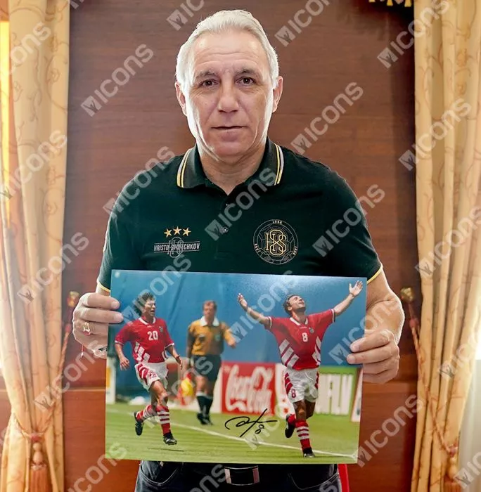 Icons Hristo Stoichkov Official 1994 FIFA World Cup™ Signed And Framed Bulgaria Photo: 1994 Top Goalscorer