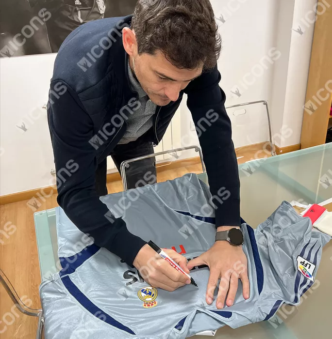 Icons Iker Casillas Front Signed Real Madrid 2004-05 Goalkeeper Shirt In Hero Frame: Option 1