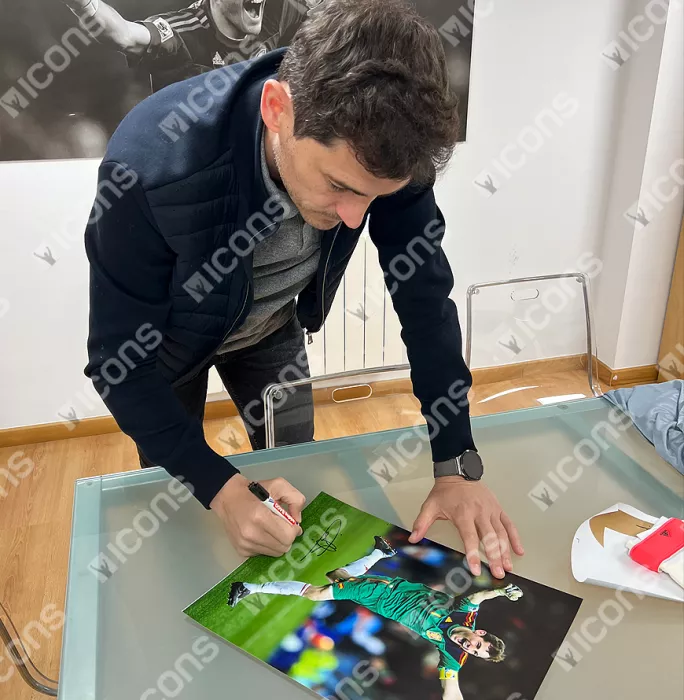 Icons Iker Casillas Signed Spain Photo: 2010 FIFA World Cup Final Vs Netherlands