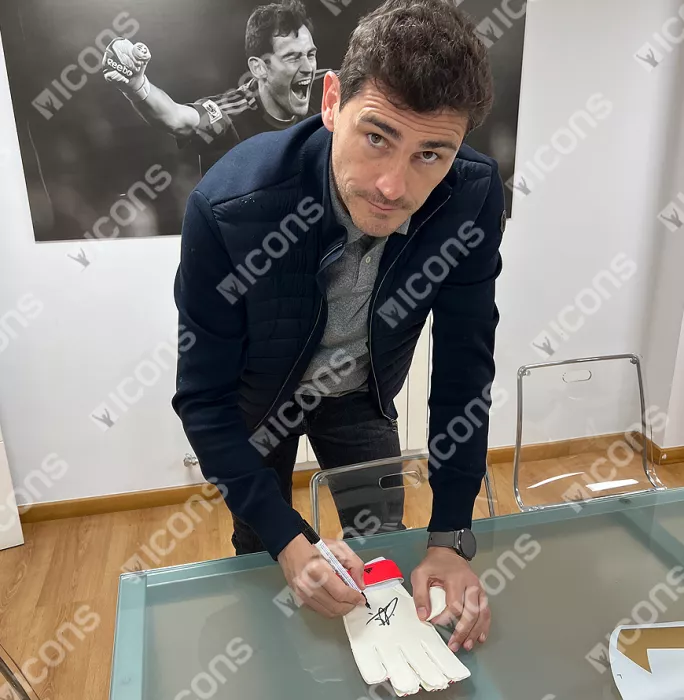 Icons Iker Casillas Signed White And Red Adidas Predator 20 Goalkeeper Glove In Acrylic Case