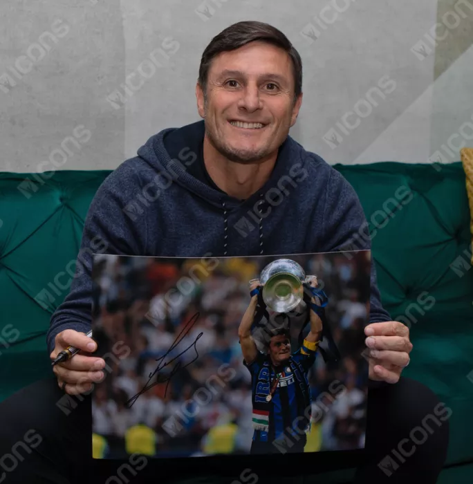 Icons Javier Zanetti Signed Internazionale Photo In Premium Photo Frame: 2010 UEFA Champions League Winner