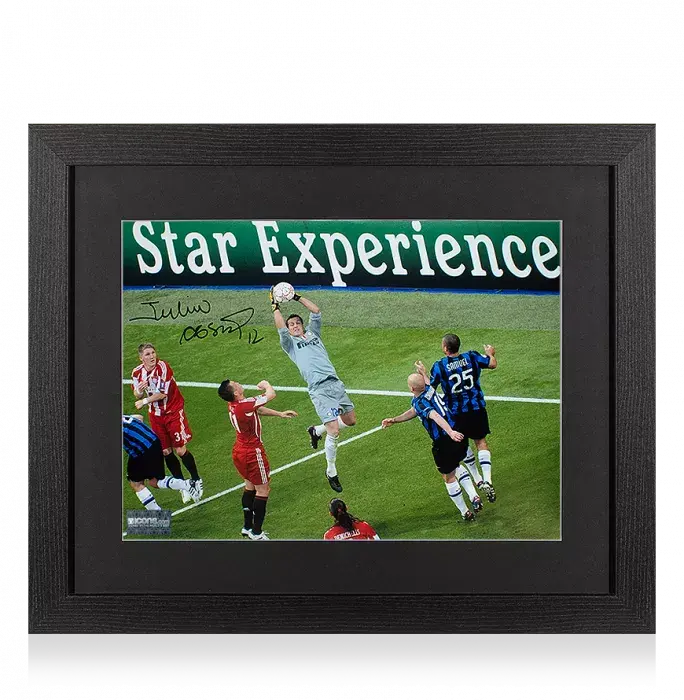 icons Julio Cesar Signed Internazionale Photo In Black Wooden Frame: 2010 UEFA Champions League Final
