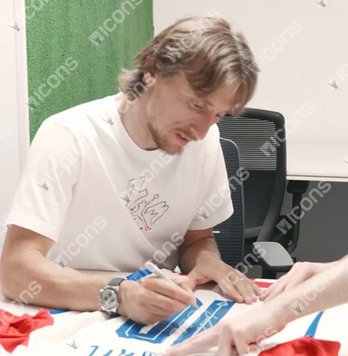 Icons Luka Modric Back Signed Croatia 2020-21 Home Shirt