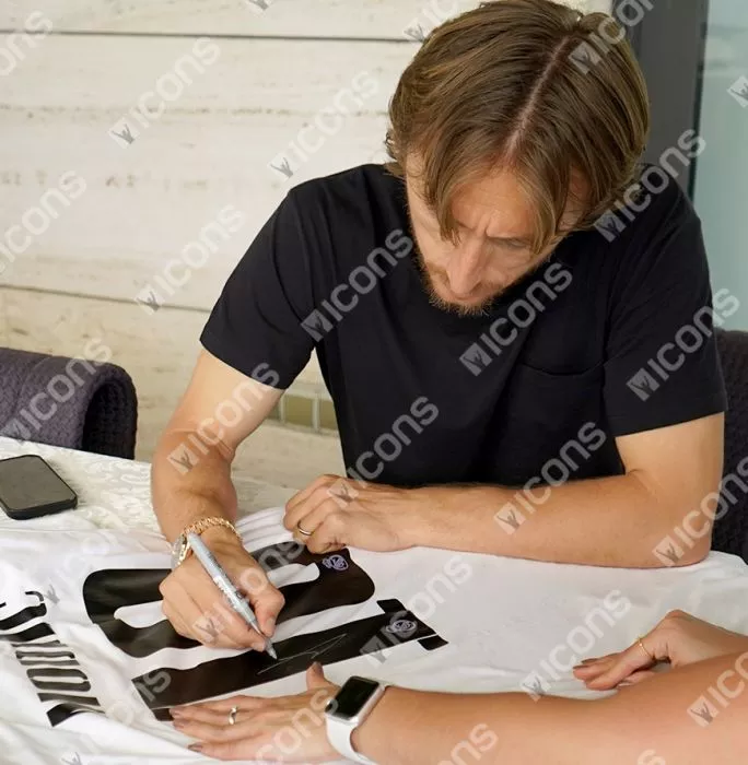 Icons Luka Modric Back Signed Real Madrid 2022-23 Home Shirt