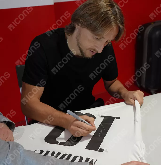 Icons Luka Modric Back Signed Real Madrid 2022-23 Home Shirt With Fan Style Numbers In Classic Frame