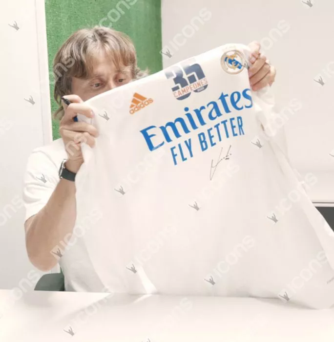 Icons Luka Modric Front Signed Real Madrid 2021-22-Long Sleeve Home Shirt: La Liga Champions In Classic Frame