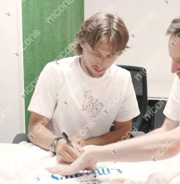 Icons Luka Modric Front Signed Real Madrid 2021-22-Long Sleeve Home Shirt: La Liga Champions In Classic Frame