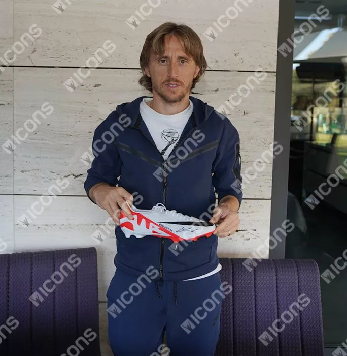 Icons Luka Modric Signed Nike Mercurial Vapor Boot In Acrylic Case