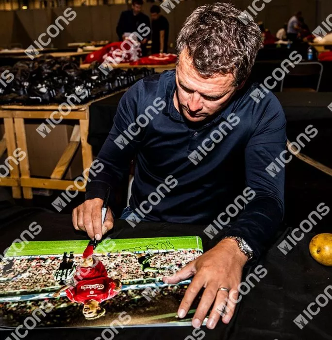 Icons Michael Owen Signed And Framed Liverpool Photo: Anfield Favourite