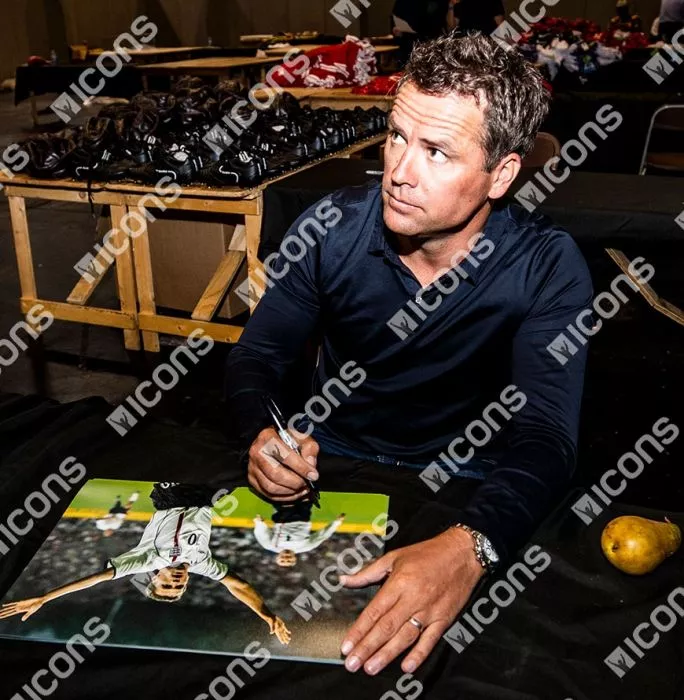 Icons Michael Owen Signed England Photo In Black Wooden Frame: 2001 Hat-Trick Vs Germany