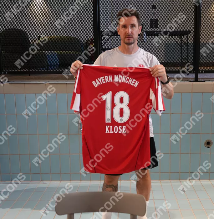 Icons Miroslav Klose Back Signed FC Bayern Munich 2010-11 Home Shirt In Hero Frame: Option 1