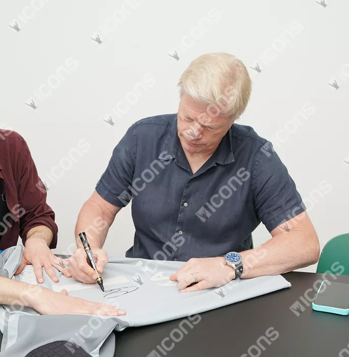 Icons Oliver Kahn Back Signed FC Bayern Munich 2001-02 Goalkeeper Shirt In Classic Frame