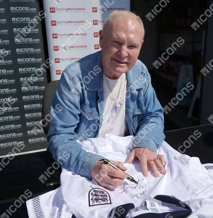Icons Paul Gascoigne Front Signed England 1990 Home Shirt In Hero Frame: Option 1