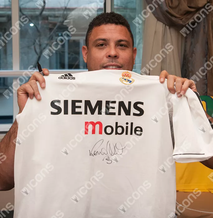 Icons Ronaldo Front Signed Real Madrid 2003-04 Home Shirt In Hero Frame: Option 1