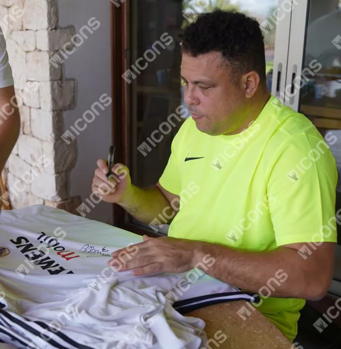 Icons Ronaldo Front Signed Real Madrid CF 2004-05 Home Shirt