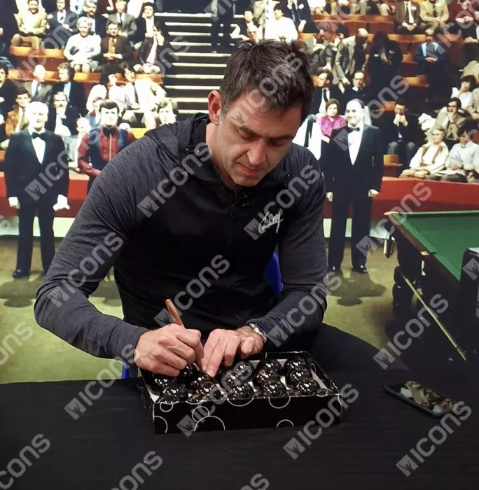 Icons Ronnie O'Sullivan Signed Black Snooker Ball: Gold Signature Edition