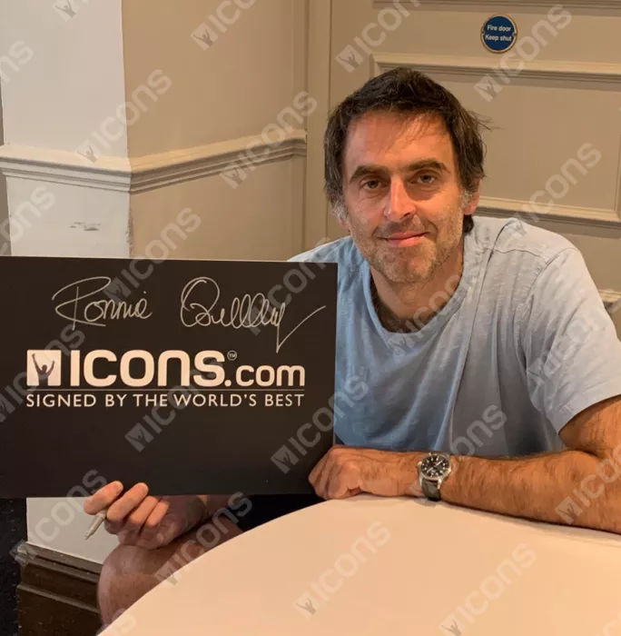 Icons Ronnie O'Sullivan Signed Black Snooker Ball: Gold Signature Edition