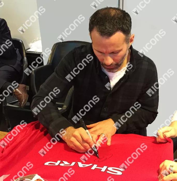 Icons Ryan Giggs Front Signed Manchester United Shirt In Classic Frame: 1999 UEFA Champions League Final